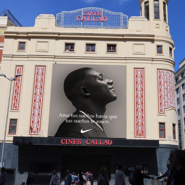 Avant : pub Nike sur l'écran Plaza Callao
