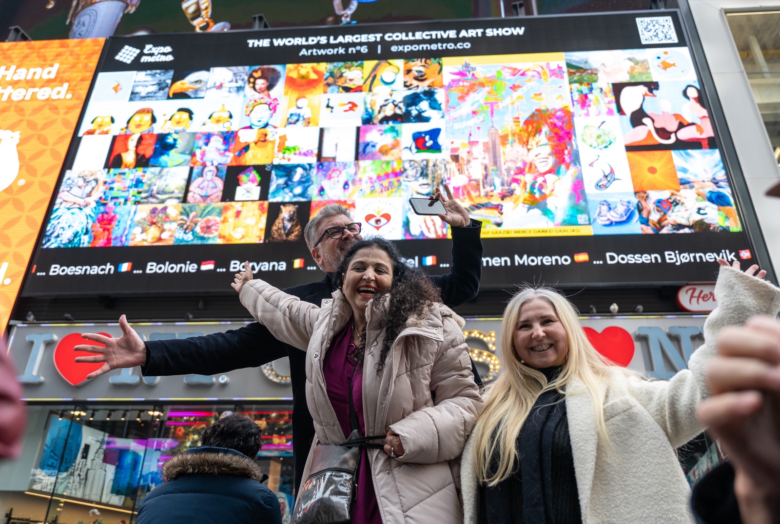 Artistes joyeux devant l'écran ExpoMetro à Times Square