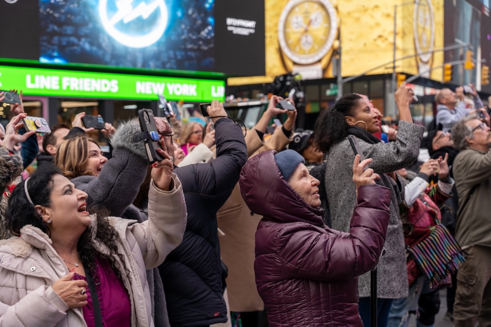 Foule devant l'écran ExpoMetro à Times Square NYC