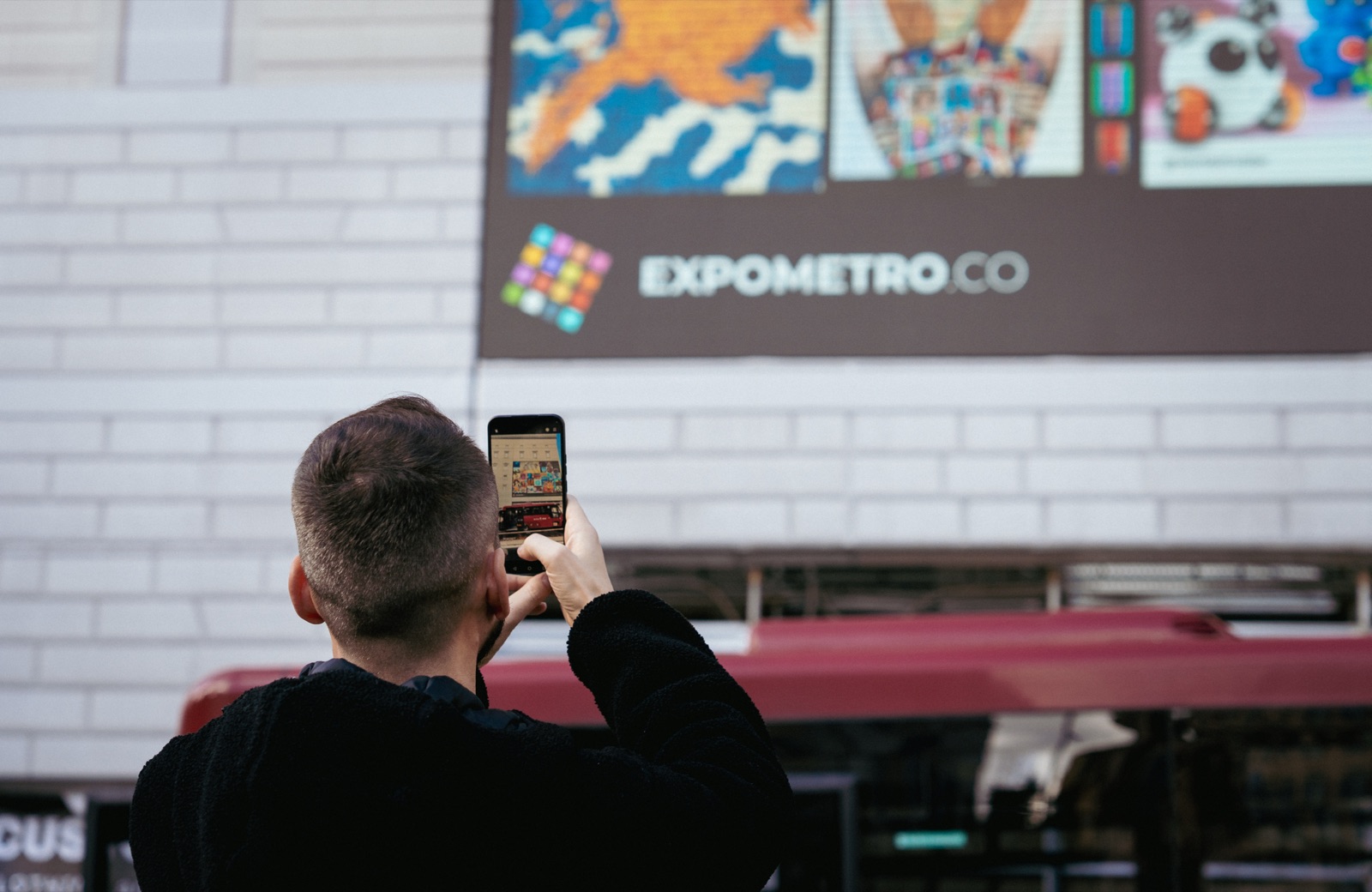Visiteur photographiant l'écran ExpoMetro
