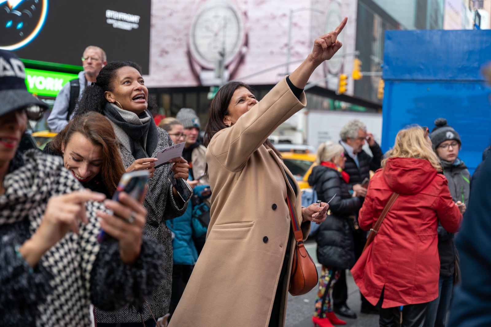 Foule réagissant devant l'écran ExpoMetro